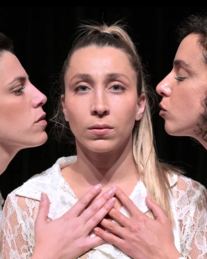 פוסטר ההצגה החברות של אלוהים