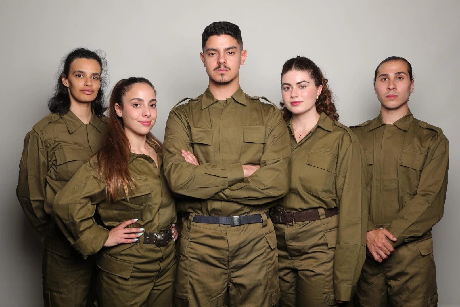 פוסטר ההצגה אהבה מעבר לשחקים