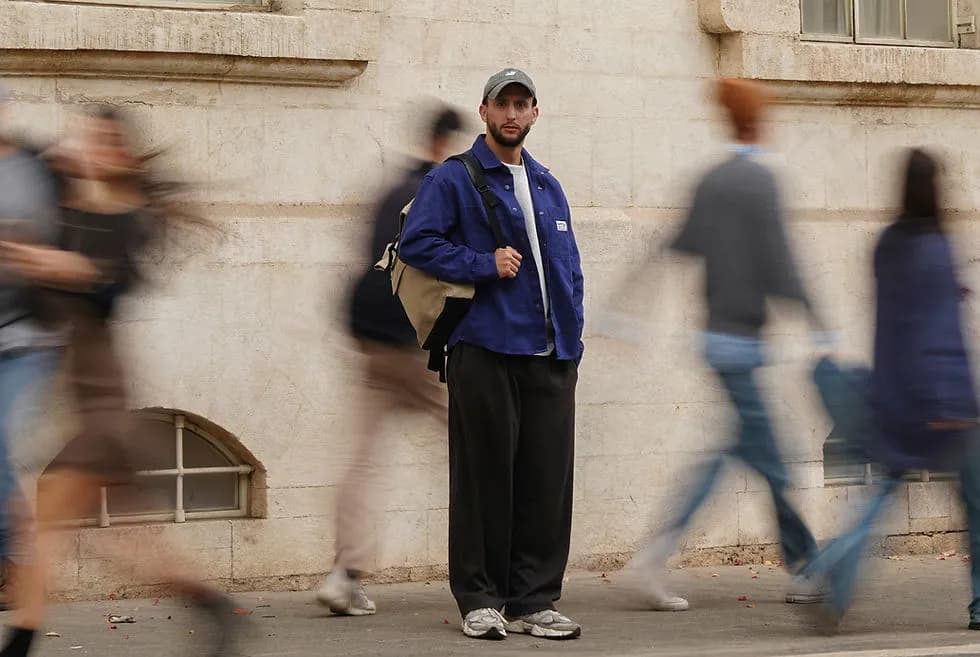 פוסטר ההצגה גבע לא יכול להתאהב