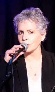 פוסטר ההצגה לאורה ריבלין - בעיר זרה