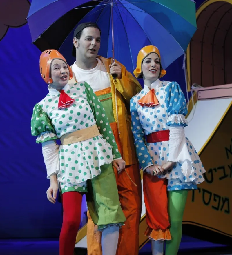 פוסטר ההצגה מחסן השטוזים של דתיה