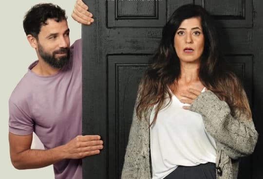 פוסטר ההצגה מעבר לדלת