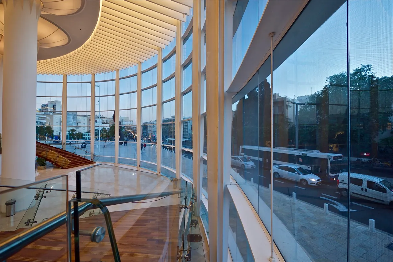 פוסטר ההצגה סיור "מאחורי הקלעים"