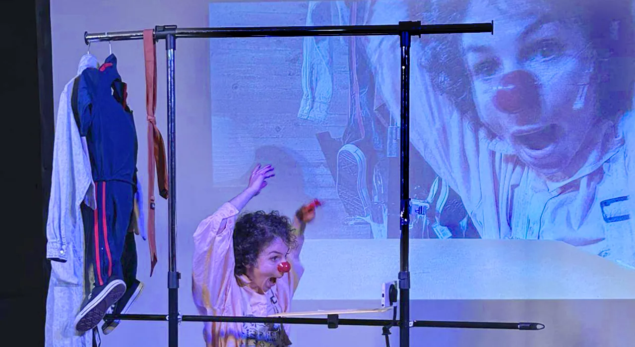 פוסטר ההצגה ערוץ שטות עשרה