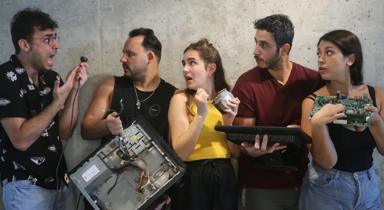פוסטר ההצגה פאק בסיסטם